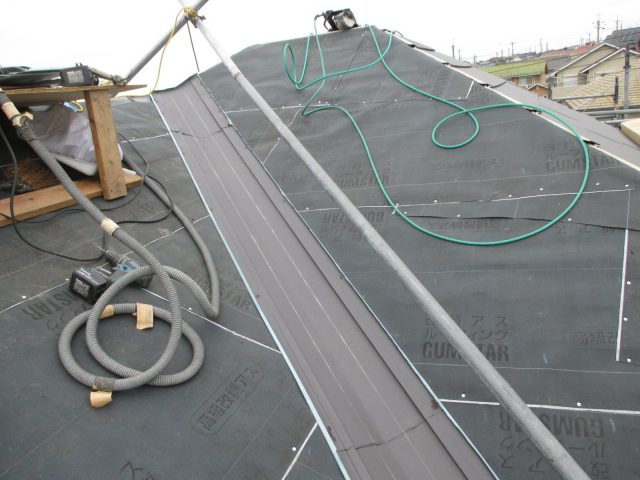 三木市のカバー工事で谷板金を設置